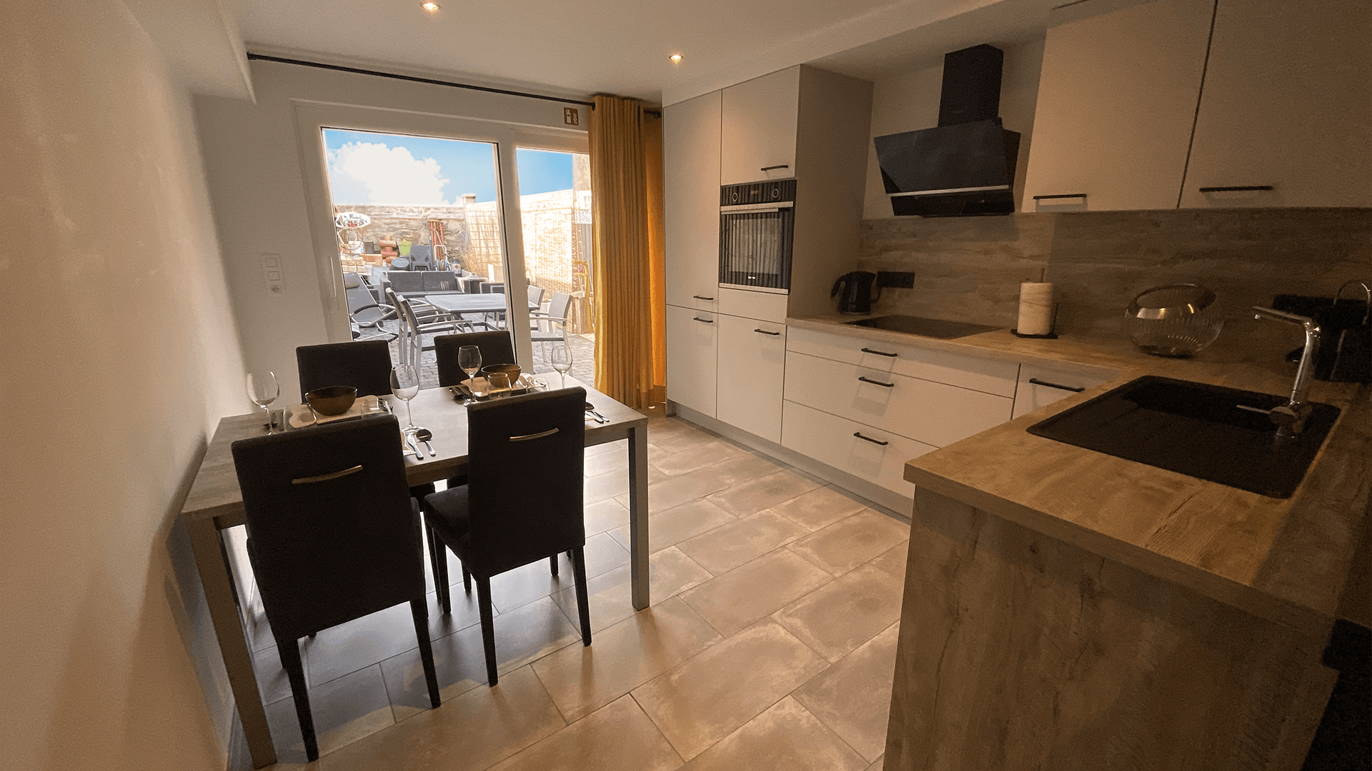 Salon lumineux du logement Ô P'ti Cavens avec canapé moderne