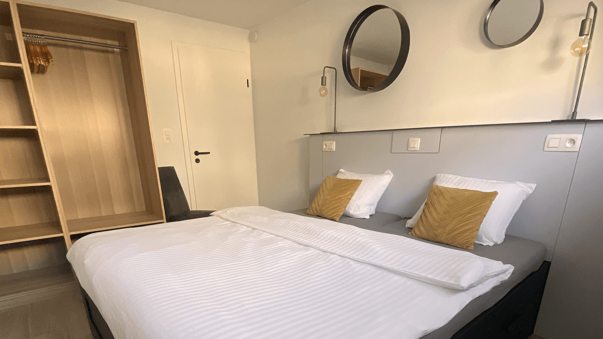 Sale à manger conviviale avec table et chaises design